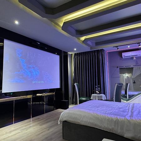 M&H Cinema Hotel Ho Chi Minh-stad Buitenkant foto