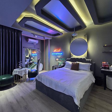 M&H Cinema Hotel Ho Chi Minh-stad Buitenkant foto