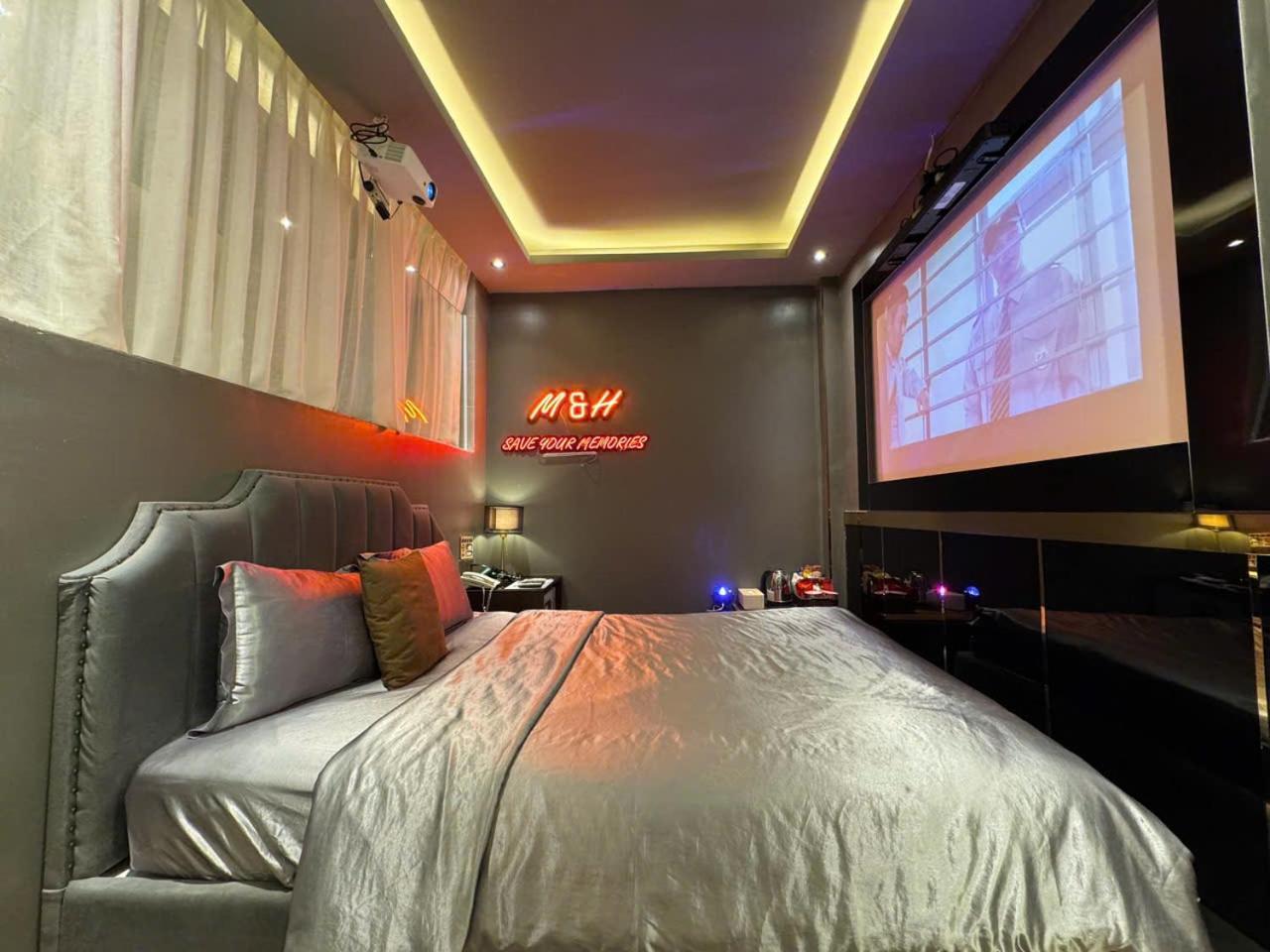 M&H Cinema Hotel Ho Chi Minh-stad Buitenkant foto