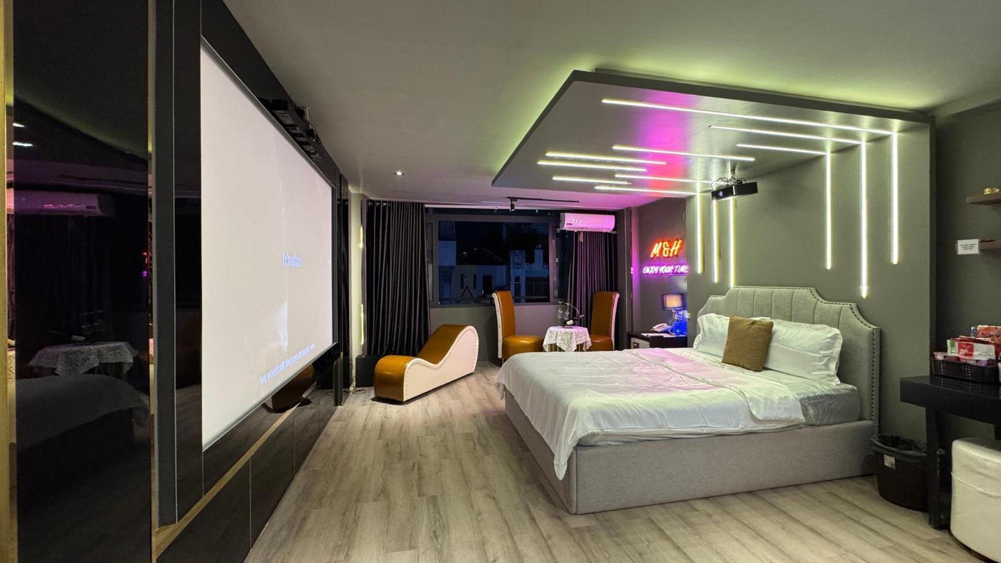 M&H Cinema Hotel Ho Chi Minh-stad Buitenkant foto